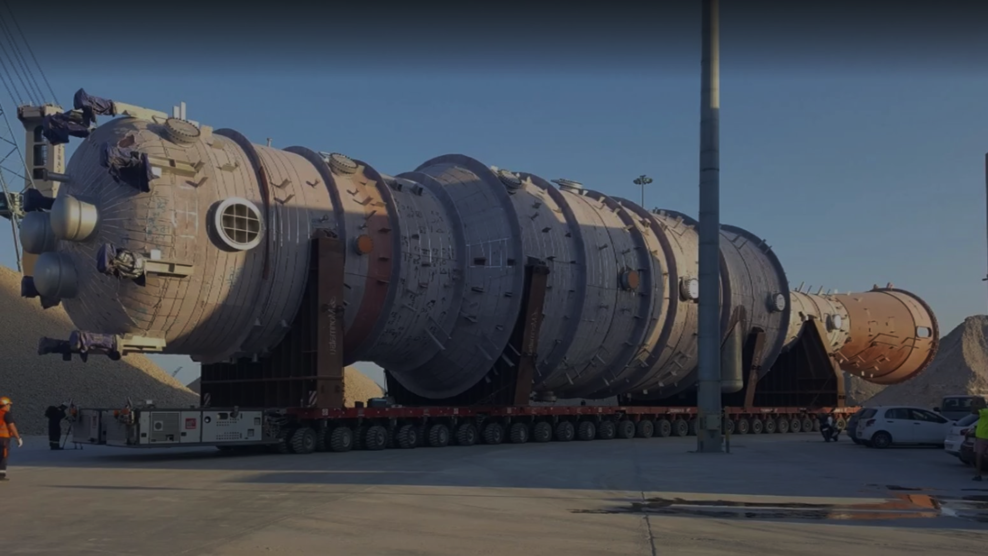 Vacuum distillation tower · pre-insulated for transport