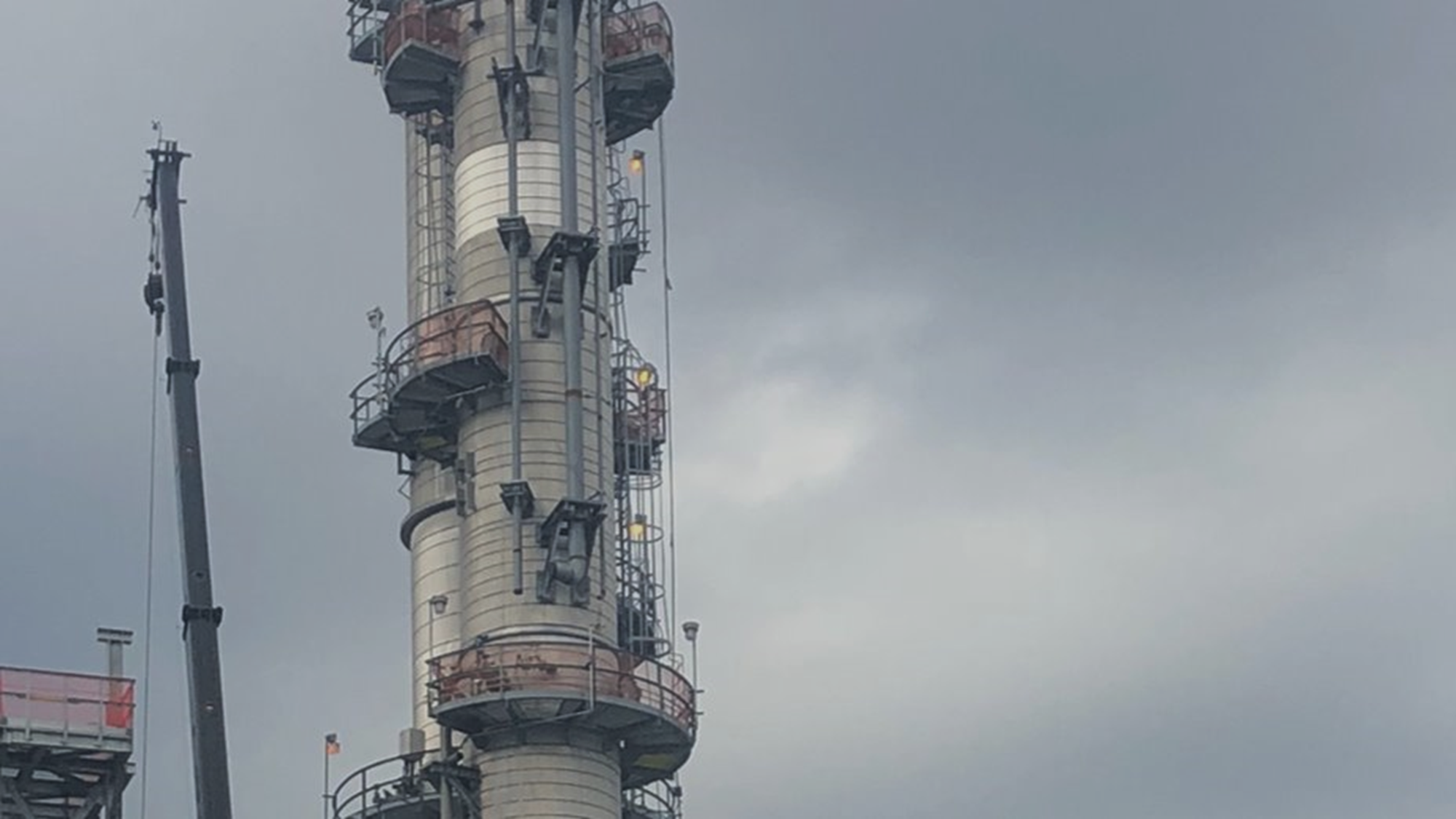 Isomerization tower · pre-insulation under deadline