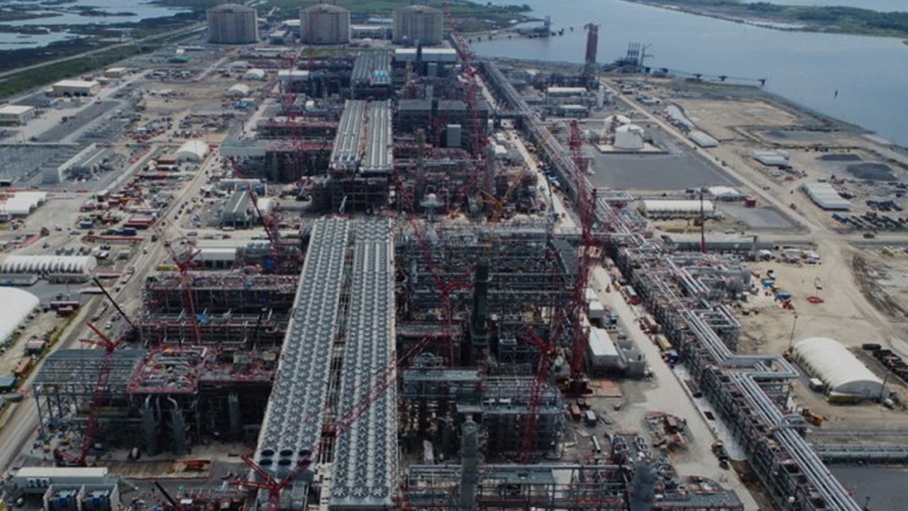LNG liquefaction trains · hybrid insulation system