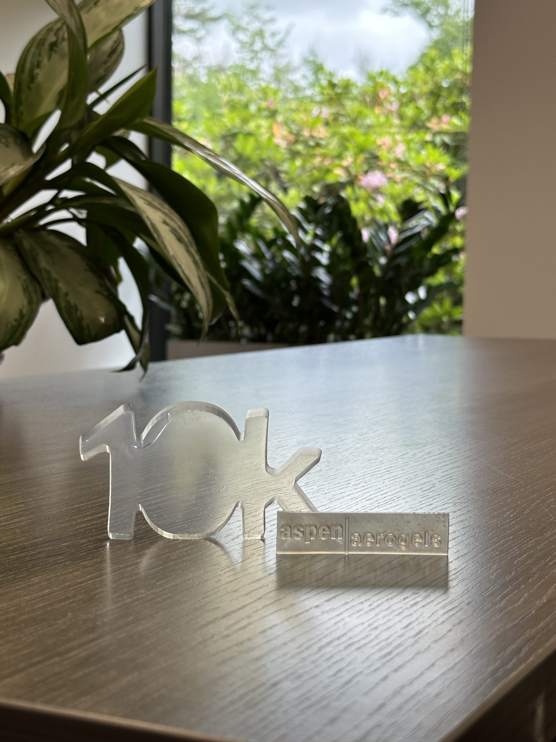 كتلة متجانسة من الهلام الهوائي على شكل "10K"